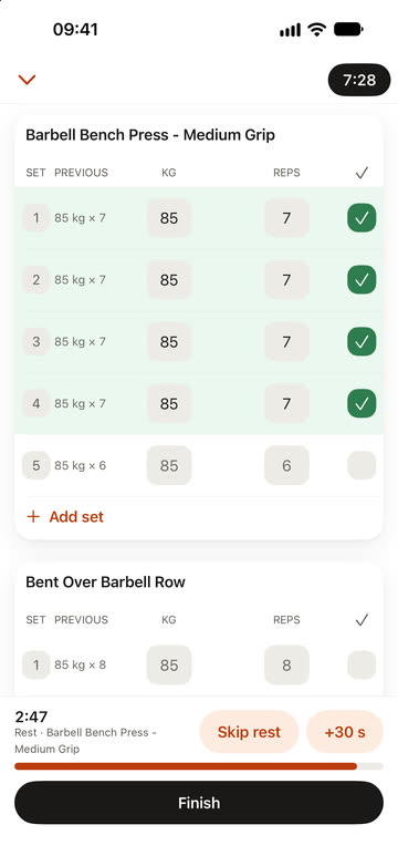 A live workout: bench press sets with last session’s weight and reps beside each, a rest timer counting down.